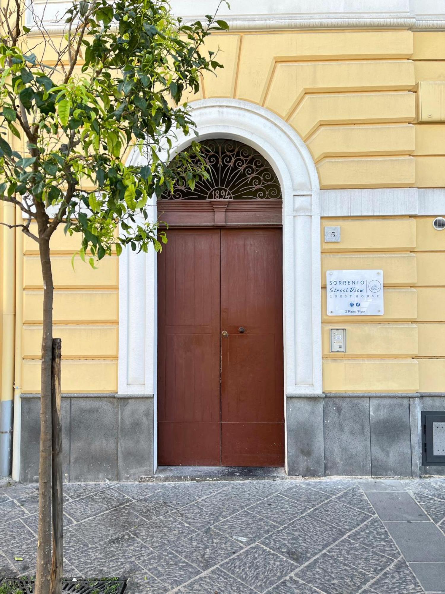 ホテル Sorrento Street View エクステリア 写真