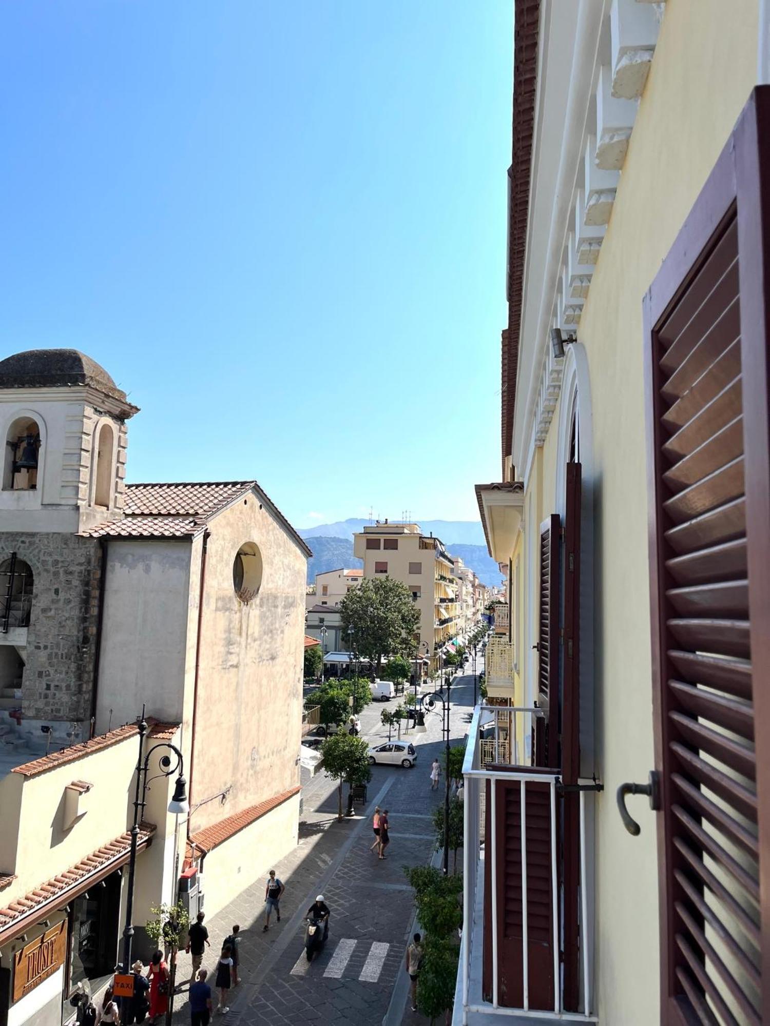 ホテル Sorrento Street View エクステリア 写真