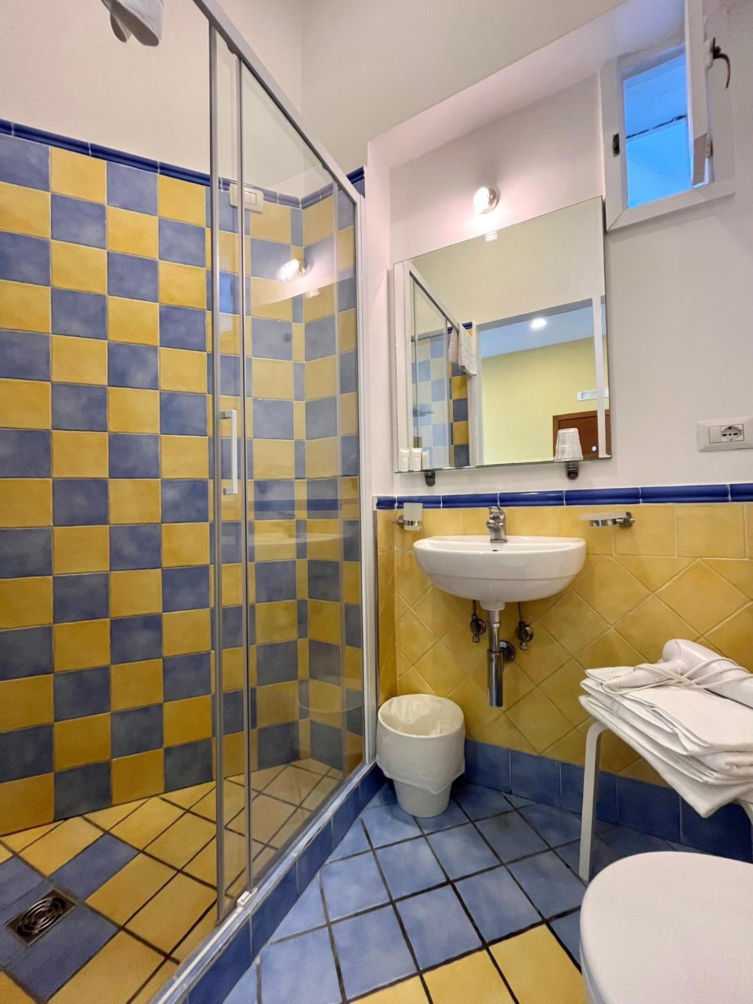 ホテル Sorrento Street View エクステリア 写真